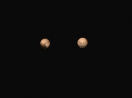 На поверхности Плутона обнаружены странные пятна, расположенные в ряд