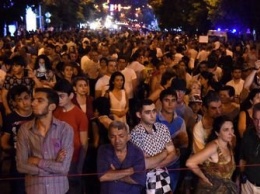 В центре Еревана вновь собираются митингующие