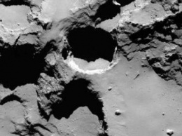 На поверхности ядра кометы 67P космический аппарат Rosetta обнаружил множество глубоких "колодцев"