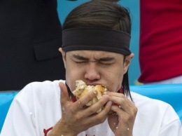 В США побили предыдущий рекорд по поеданию хот-догово