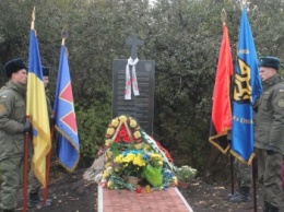 Вблизи Бахмута установили памятник погибшим в ДТП бойцам батальона имени Кульчицкого