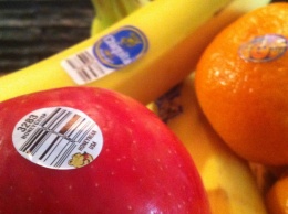 Знаете ли вы, для чего нужны эти наклейки на фруктах?