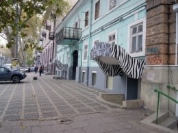 Борьба с рекламой на памятниках архитектуры в Одессе проходит очень избирательно (ФОТО)