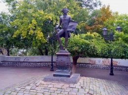 В Одессе уличные поэты "загадили" памятник Де Рибасу (ФОТО)