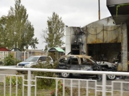 Сгоревший автомобиль простоял на разрушенной одесской заправке почти неделю (ФОТО)