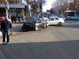 Субботнее утро в Симферополе началось с аварий: «Догонялки» в центре и смертельное ДТП на въезде в город (ФОТО)