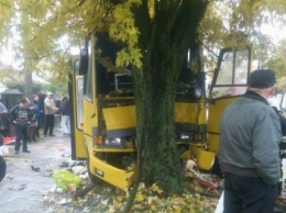 Маршрутка врезалась в дерево во Львове, в больницу попали 13 человек