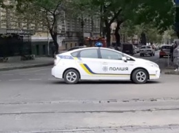 Одесские полицейские ездят против движения и блокируют дорогу (ВИДЕО)