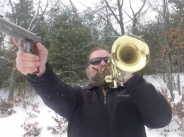 Американец воспроизводит музыкальные хиты с помощью пистолета и трубы