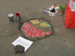 Четыре десятка люков в центре Чернигова раскрасили две местные художницы