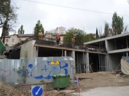 На улице Сосновой в Ялте продолжается строительство многоквартирного дома для переселения граждан из аварийного жилья