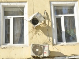 В центре Одессы сломанный кондиционер угрожает жизни прохожих (ФОТО)