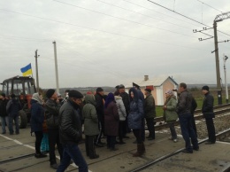 Жители села Вербоватовка, защищаясь от рейдеров, 1,5 часа блокировали железную дорогу