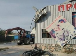 В Кропивницком электроопора упала на магазин (ВИДЕО)
