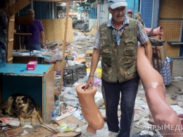 Торговцы с нелегального рынка на ул.Козлова вывозят товар из демонтированных ларьков (ФОТО)