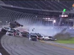 В результате серьезной аварии на этапе NASCAR Sprint Cup в Дайтоне пострадало три зрителя. ВИДЕО