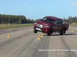 Toyota Hilux 2016 с треском провалил лосиный тест