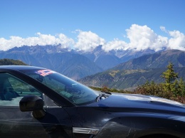 Путешественник покорил Эверест на спорткаре Nissan GT-R!