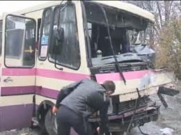 На трассе автобус столкнулся с легковушкой: есть жертвы (Видео)