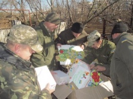 Защитники Станицы Луганской получили от детей и волонтеров Украины посылки (ФОТО)
