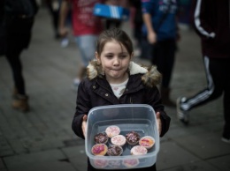 Пятилетняя девочка из Великобритании печет кексы для бездомных