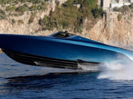 В Сети появились новые фотографии роскошной лодки Aston Martin AM37
