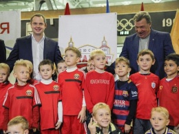 Все юные футболисты ДЮСШ "Металлург" будут играть в новой форме от "Запорожстали"