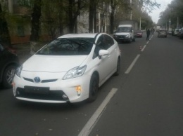 В Мариуполе столкнулись такси и автомобиль с синими номерами (ФОТО)