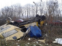На Салтовском шоссе масштабная авария: перевернулся микроавтобус (ФОТО)