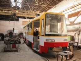 На дороги выйдет третий вагон трамвая, собранный в Одессе (ФОТО)