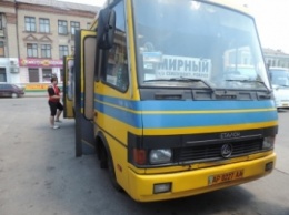 В Запорожской области мужчина разбил стекло в автобусе, поранив ребенка
