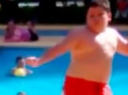 Тучный мальчик покорил Сеть своим танцем у басейна (ВИДЕО)