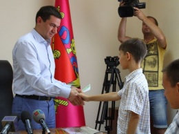 Губернатор вручил детям участников АТО путевки в "Артек"