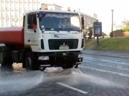 В столице из-за жары возобновили полив дорог