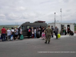 Жара на пропускном пункте: украинский пограничник пригрозил автоматом