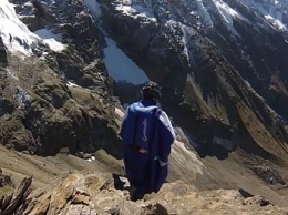 Итальянский бесджампер пролетел сквозь 2-метровую расщелину в скале