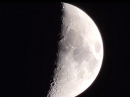 В Сети опубликовано видео с НЛО над поверхностью Луны