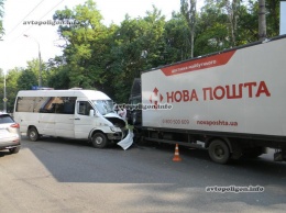 ДТП в Херсоне: маршрутка Mercedes врезалась в грузовик Mercedes. ФОТО