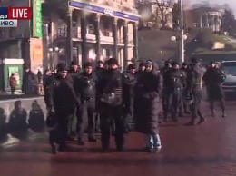 В Киеве между правоохранителями и митингующими вкладчиками банка "Михайловский" происходят стычки