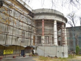 Ремонт фасадов здания Одесского горсовета давно «заморожен» (ФОТО)
