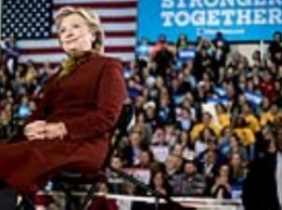 "После месяца суматохи": Клинтон обошла Трампа по популярности