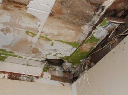 В Кривом Роге частный ЖЭК не замечает дырявую крышу в доме и игнорирует жалобы жильцов (ФОТО)
