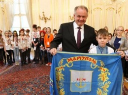 Президент Словакии встретился с мариупольской детворой (ФОТО)