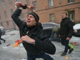 В Петербурге забросали костями консульство Украины