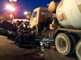 В Харькове "Лада" врезалась в бетоновоз, водитель погиб