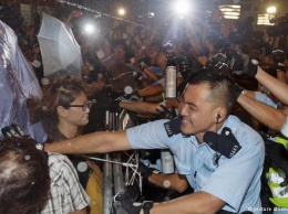 Полиция применила перечный газ для разгона тысяч протестующих в Гонконге