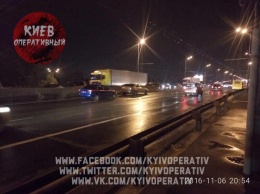 Смертельное ДТП в Киеве: Отец с сыном "на спор" перебегали дорогу, мужчина погиб