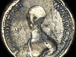 В Египте обнаружена старинная монета с изображением пришельца