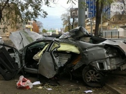 В ДТП на Среднефонтанской погибли две женщины: водитель врезался в столб