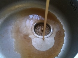 Из кранов второй день течет вода кофейного цвета (фото)